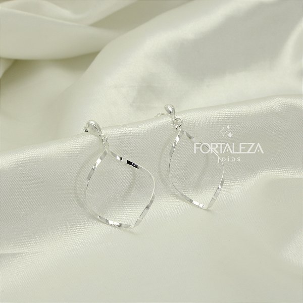 Brinco com Design Torcido Banhado a Prata