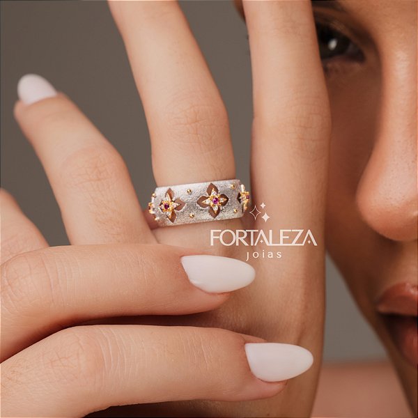 Anel com Detalhes de Zircônia e Vazado Banhado a Ouro Branco