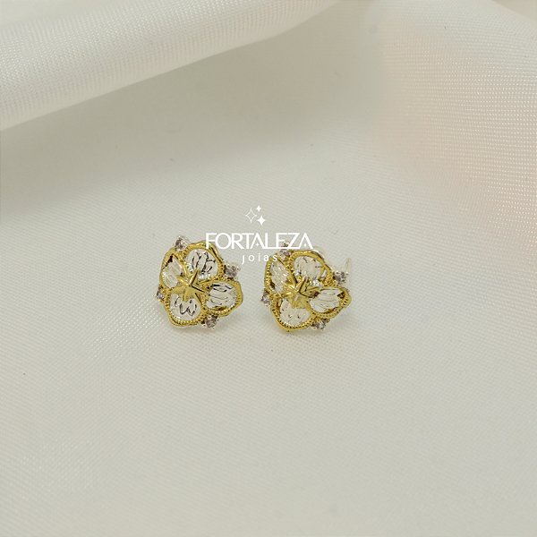 Brinco Flor Trabalhada com Zircônia e Banhado a Ouro Branco