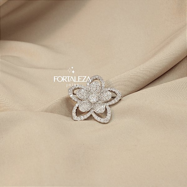 Broche Flor Cravejado em Zircônia Banhado a Ouro Branco