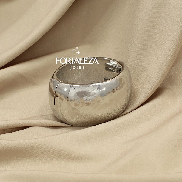 Bracelete com Design Martelado Banhado a Ródio Branco