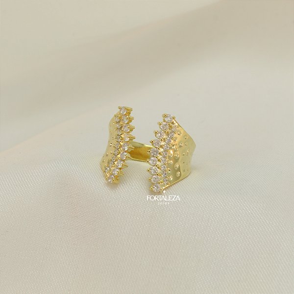Anel Regulável Martelado com Detalhes de Zircônias Banhado a Ouro 18k