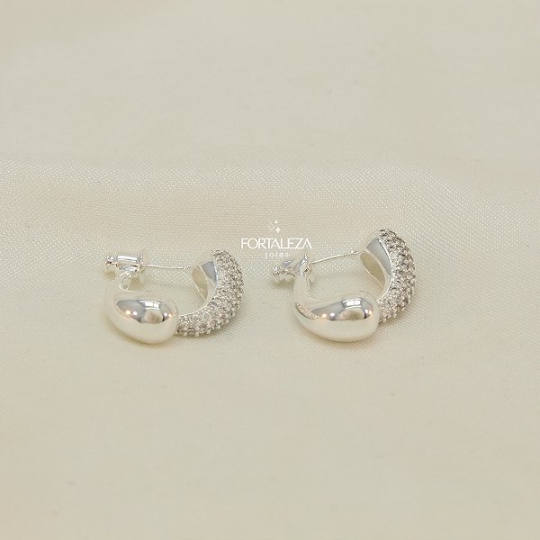 Brinco Dupla Vírgula Liso e Zircônia Banhado a Prata