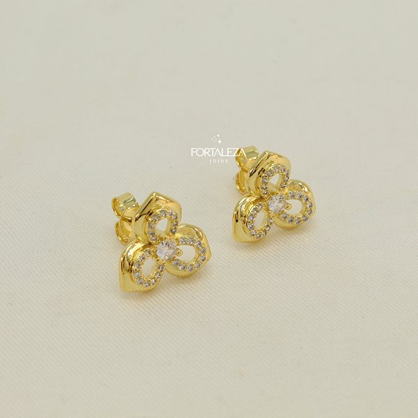 Brinco Flor Três Pétalas Cravejado com Zircônia  Cristal Banhado a Ouro 18k