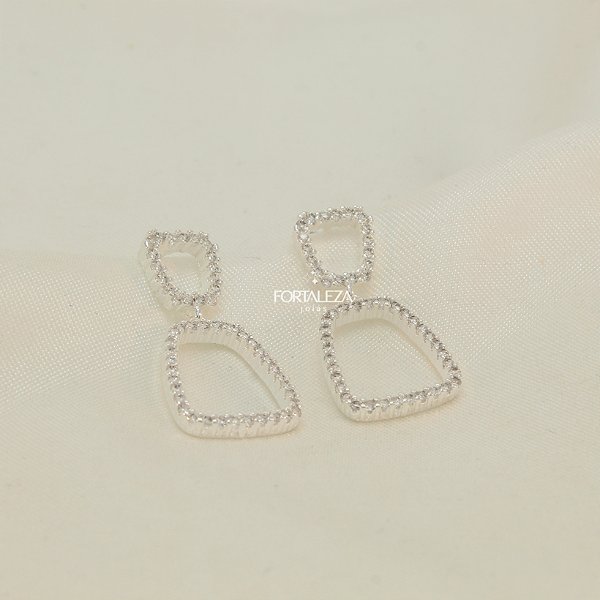 Brinco Geométrico Cravejado com Zircônia Cristal  Banhado a Prata