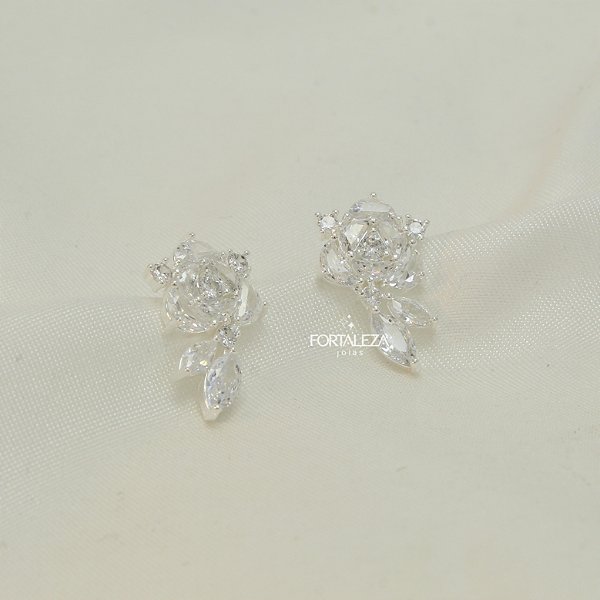 Brinco Floral com Zircônias  e Pêndulo Banhado em Prata