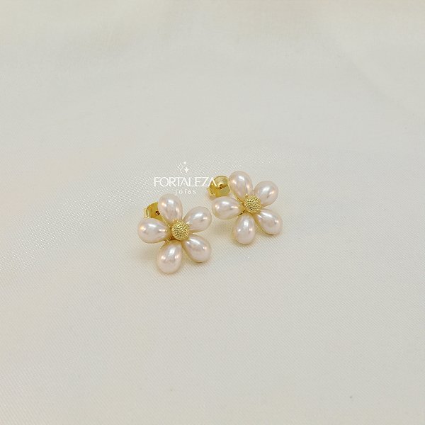 Brinco com Pétalas de Pérolas Banhado a Ouro 18k