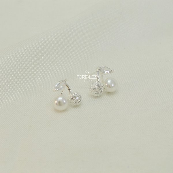 Brinco com Design Cereja Cravejada e Pérola Banhado a Prata