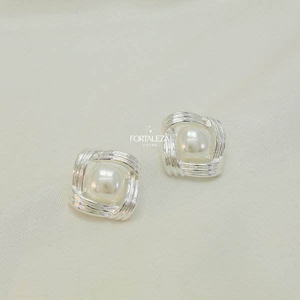 Brinco Perolado com Detalhes Entrelaçados Banhado a Prata