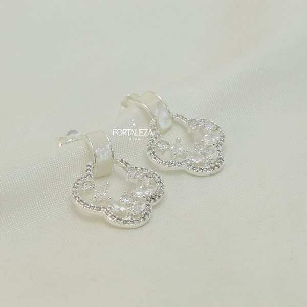 Brinco Design de Trevo Cravejado com Zircônia Cristal Banhado a  Prata