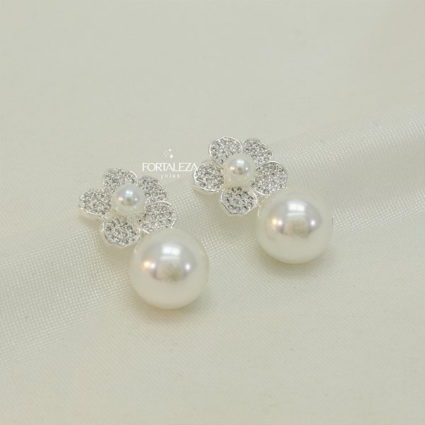 Brinco de Flor Cravejada com Pérola Banhado a Prata