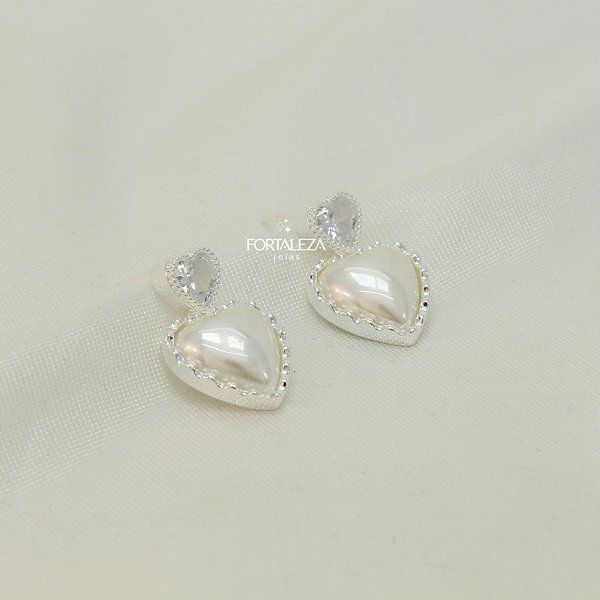 Brinco de Coração com Zircônia e Resina Perolada Banhado a Prata