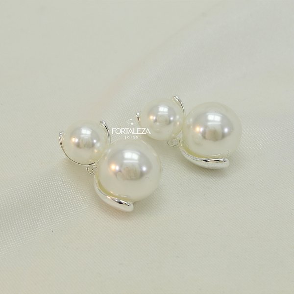Brinco Pêndulo com Dupla Pérola Banhado a Prata
