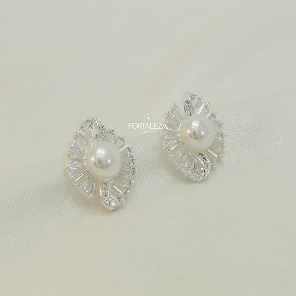 Brinco com Pérola Central Rodeada com Pedras Baguetes Banhado a Prata