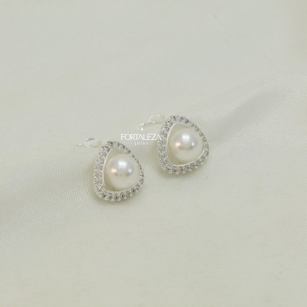 Brinco Triangulo Vazado com Pérola Banhado a Prata