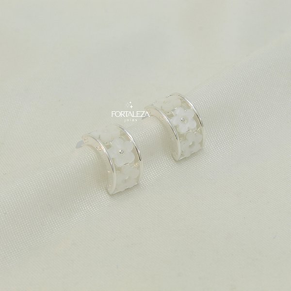 Brinco Argola de Flores Brancas Banhado a Prata