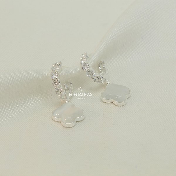 Brinco Argola Cravejada com Zircônia e Pingente de Trevo Banhado a Prata