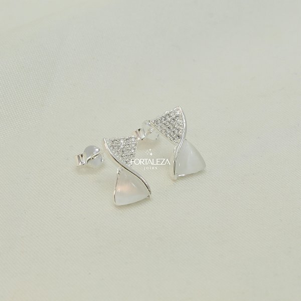 Brinco com Design Torcido com Resina e Cravejado Banhado a Prata