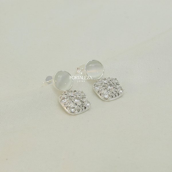 Brinco com Pingente Cravejado e Detalhe de Resina Banhado a Prata