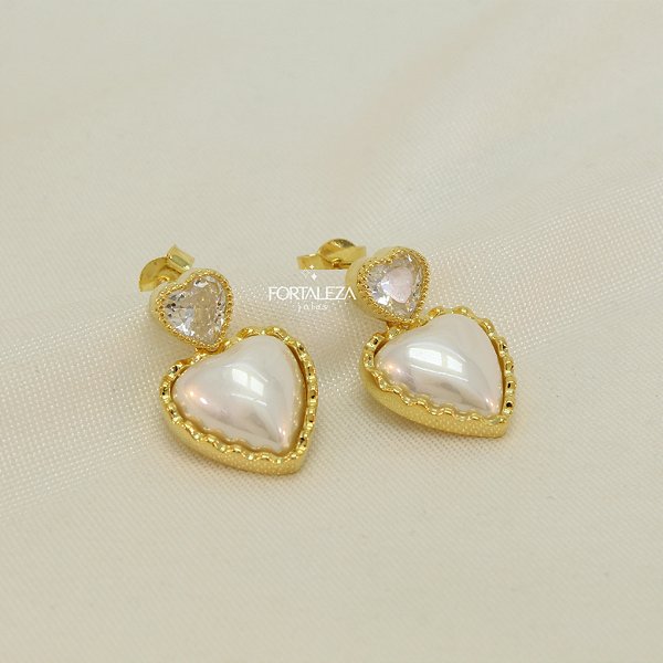 Brinco de Coração com Zircônia e Resina Perolada Banhado a Ouro 18K