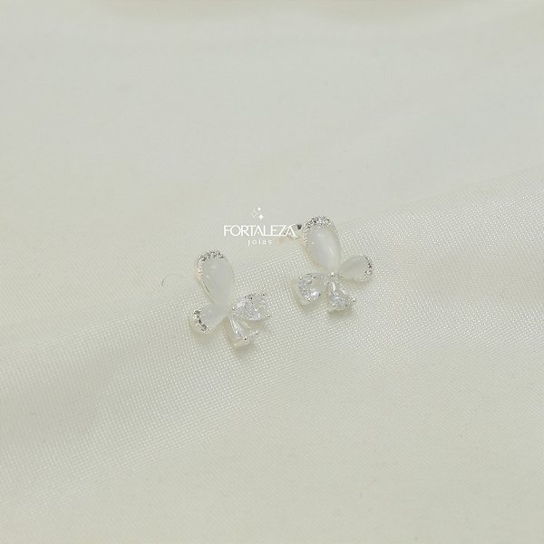 Brinco  de Flor com Pétalas Madrepérolas e Zircônia Banhado a Prata