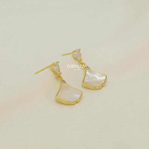 Brinco Pêndulo Leque de Madrepérola com Zircônia Banhado a Ouro 18k