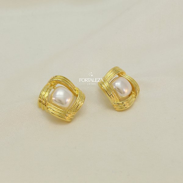 Brinco Quadrado Pérola com Borda Entrelaçada Banhado a Ouro 18k