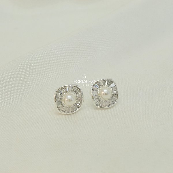 Brinco Cravejado com Detalhe de Pérola Banhado a Prata