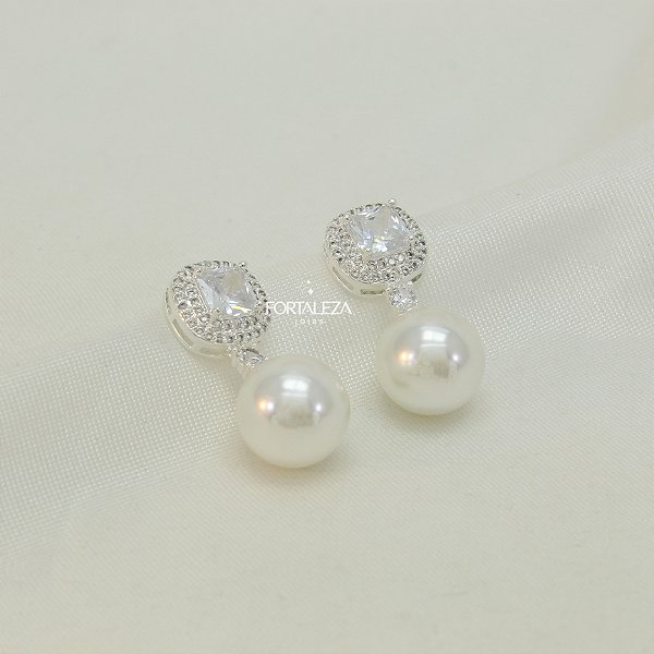 Brinco Pérola Base Quadrada Cravejada Banhado a Prata