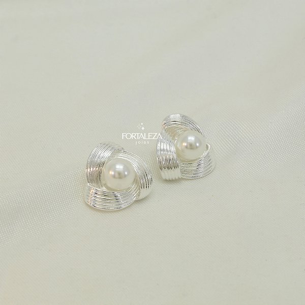 Brinco de Metal Entrelaçado com Pérola Banhado em Prata
