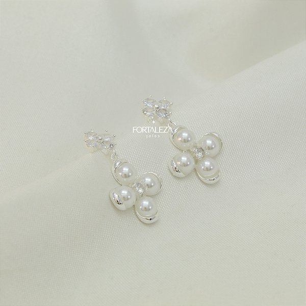 Brinco de Flor com Pérolas Banhado a Prata