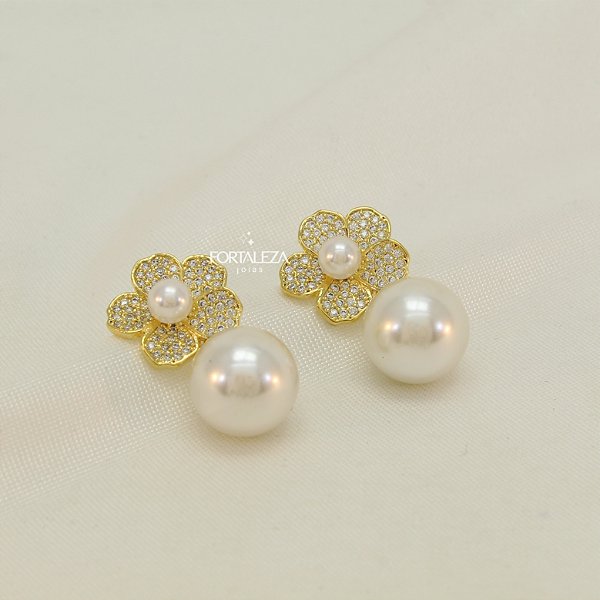 Brinco de Flor Cravejada com Pérola Banhado a Ouro 18k