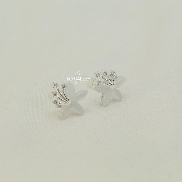 Brinco Delicado de Flor com Pétalas Madrepérolas e Zircônia Banhado a Prata