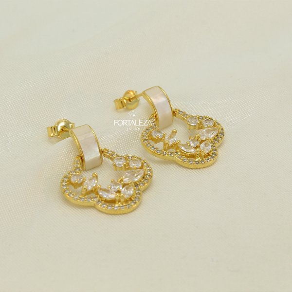 Brinco Design de Trevo Cravejado com Zircônia Cristal Banhado a Ouro 18k