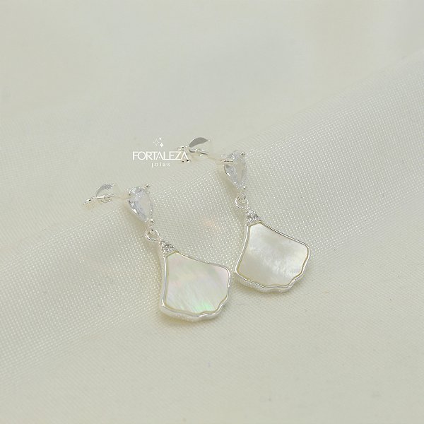 Brinco Pêndulo Leque de Madrepérola com Zircônia Banhado a Prata