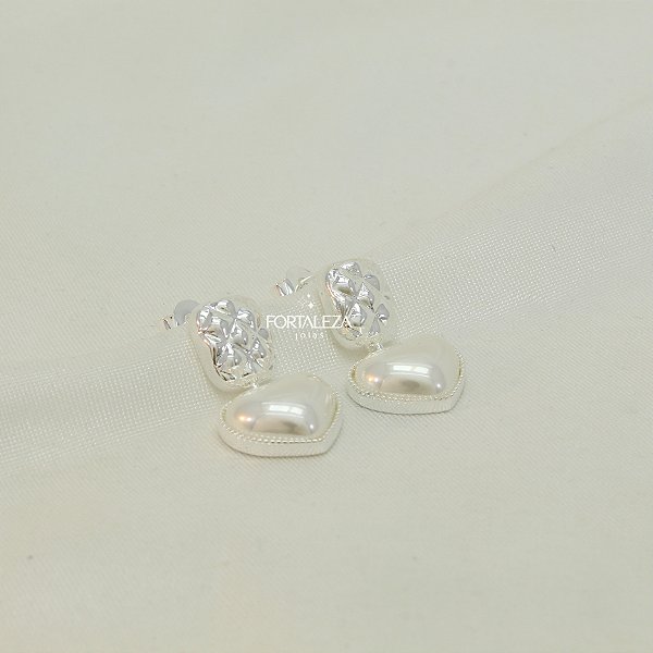 Brinco de Coração Madrepérola Banhado a Prata