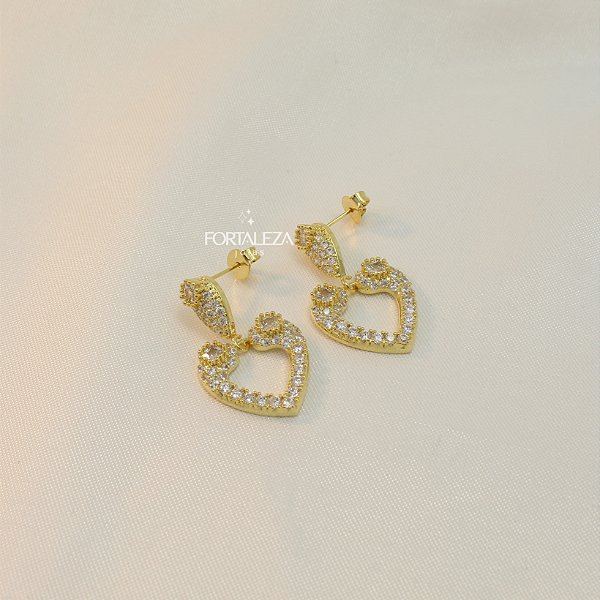 Brinco com Design de Coração Cravejado e Banhado em Ouro 18k