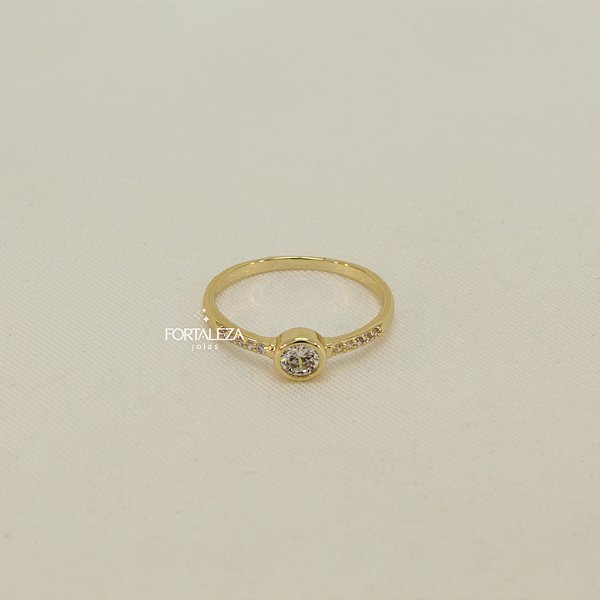 Anel com Pedra Central Cravejado com Zircônia Cristal Banhado a Ouro 18k