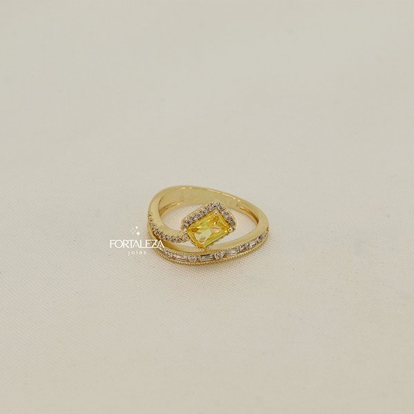 Anel Cravejado com Micro Zircônia Cristal e Safira Amarela Banhado a Ouro 18k
