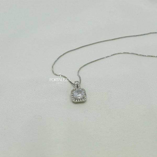 Gargantilha Estilo Clássico Halo Cravejado com Zircônia Banhado a Ouro Branco