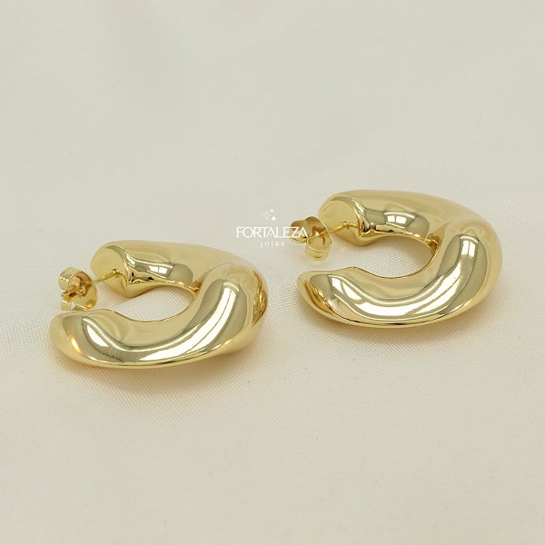 Brinco com Design C Volumoso Banhado a Ouro 18k