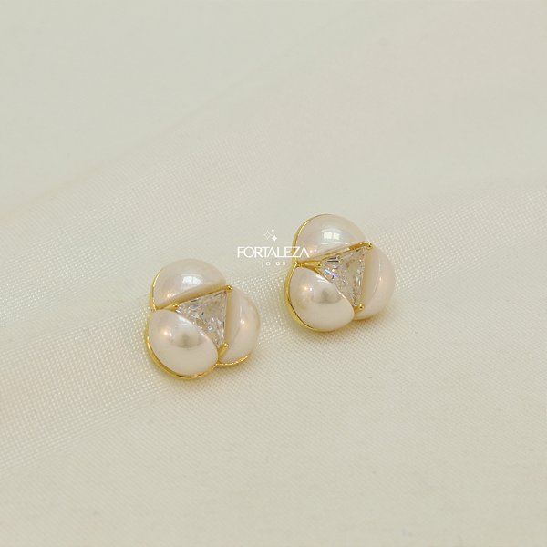 Brinco com Detalhe Perolado e Zircônia Triangular Banhado a Ouro 18k