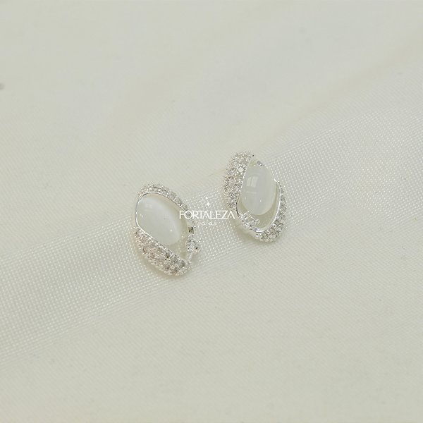 Brinco Oval Cravejado com Pedra Cabochão Ródio Branco Banhado a Prata