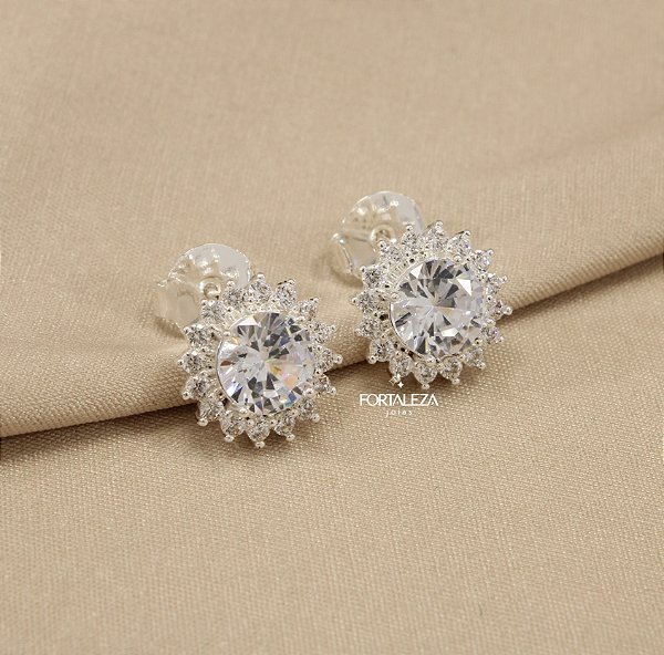 Brinco Flor Cravejado em Zircônia Banhado a Prata