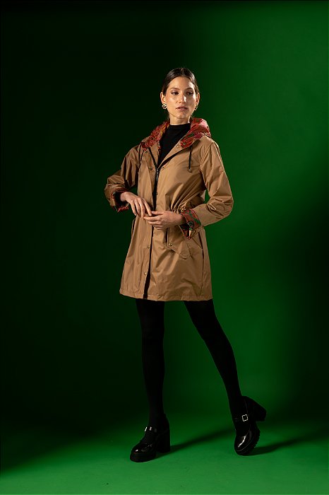 Trench Coat caqui  com estampa aquarelas
