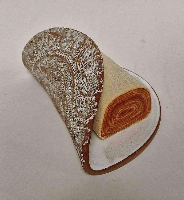 Prato para bolo de rolo com detalhe em renda renascença