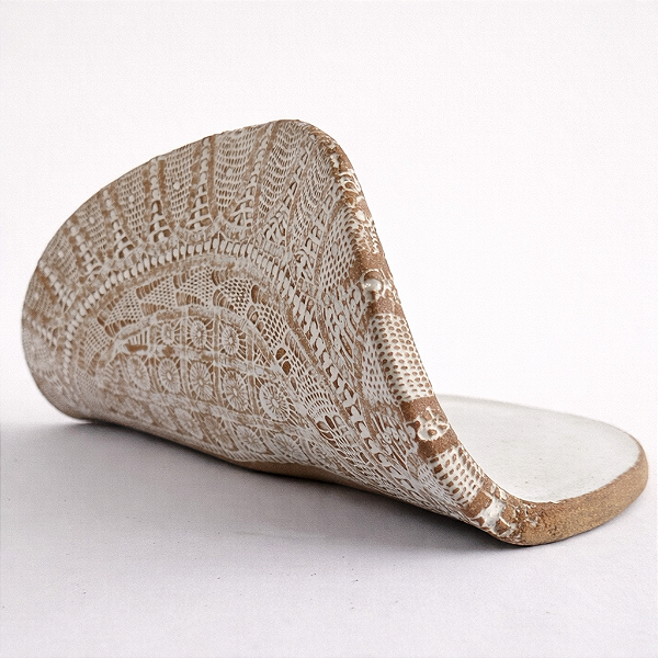 Prato para bolo de rolo com detalhe em renda renascença