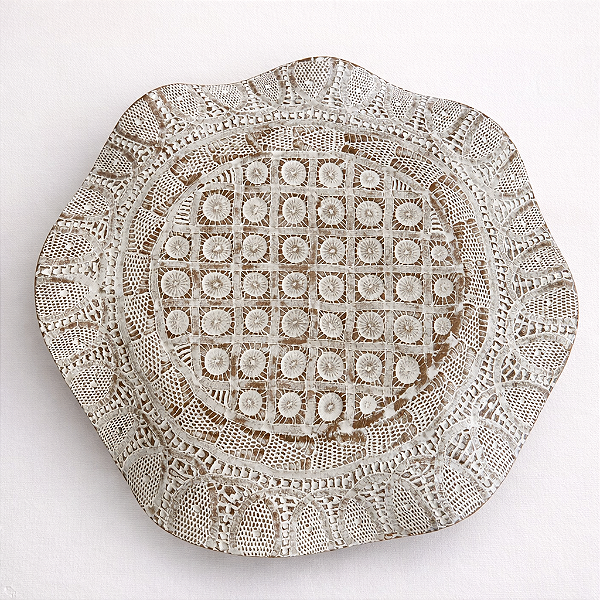 Boleira de Cerâmica Artesanal com Renda Renascença – 34 cm