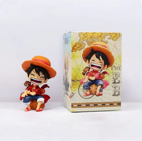 LUFFY MONKEY – SENTADO E RINDO