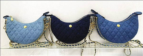 Bolsa Feminina Meia Lua Transversal com Fecho  na frente Jeans costurada - 22x11cm - 90034